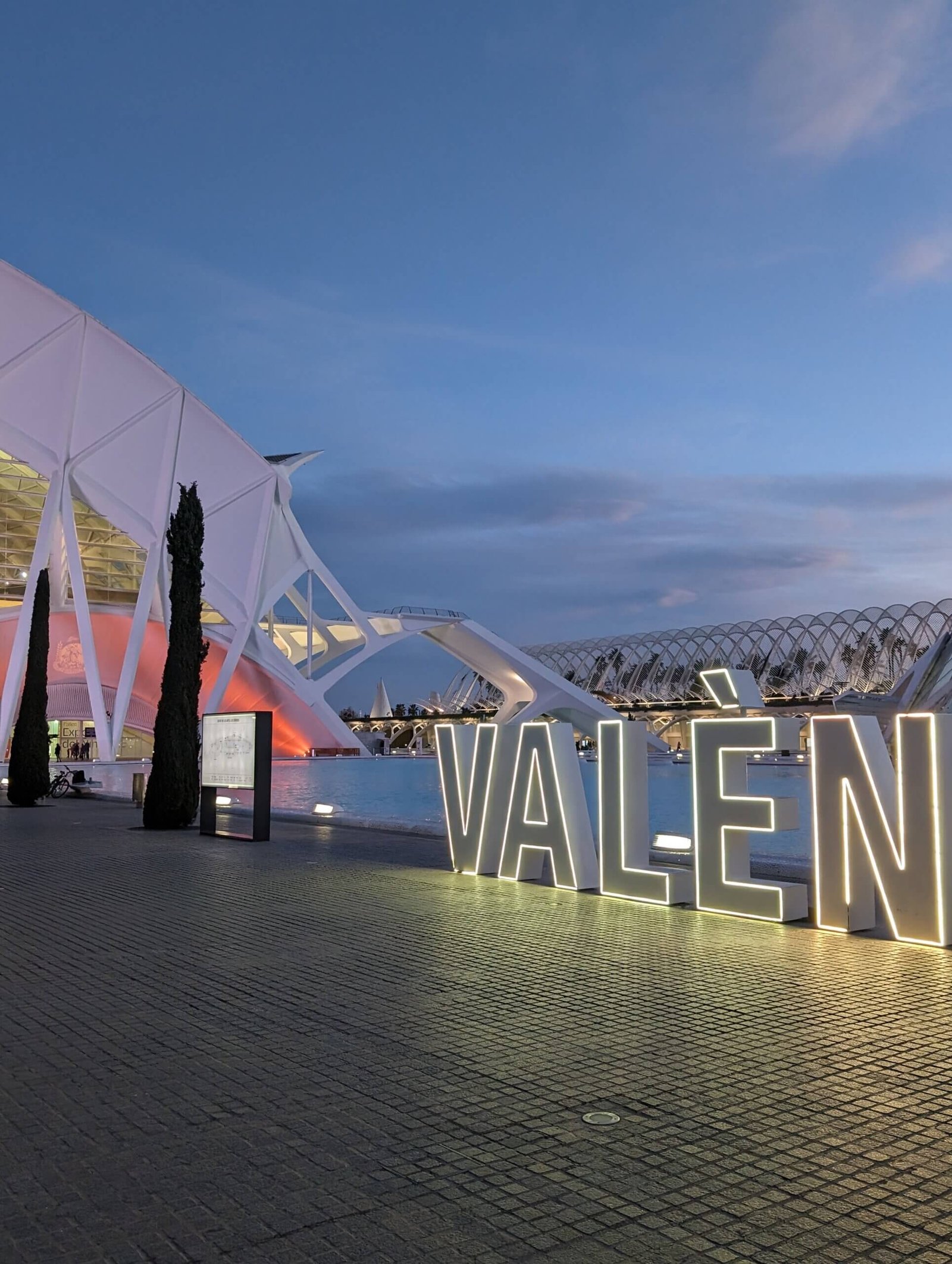 What are the official names of towns in Valencia?